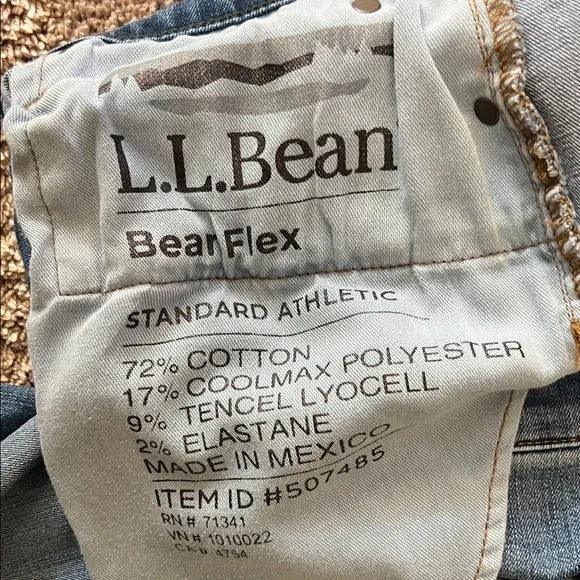 L.L. Bean Men's standard athletic Jeans - Picture 6 of 7
